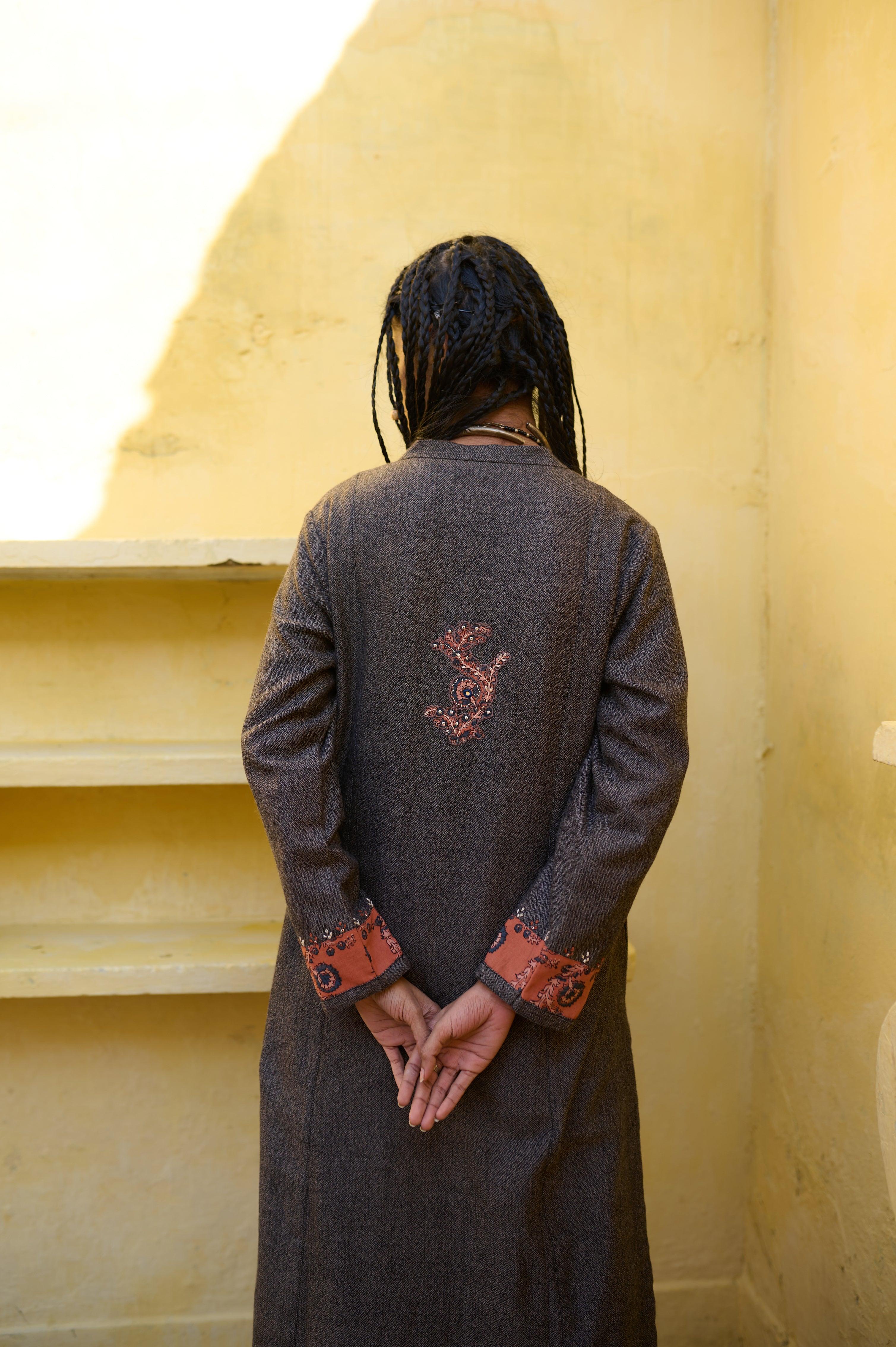 Beige grey silk tweed phiran with banarsi border and chintz hand print - Sohni