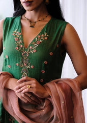 Emerald green tissue chanderi kurta set with exotic birds embroidery and peach scalloped organza dupatta
