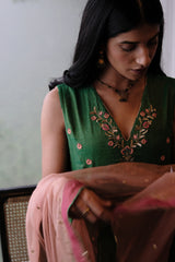 Emerald green tissue chanderi kurta set with exotic birds embroidery and peach scalloped organza dupatta