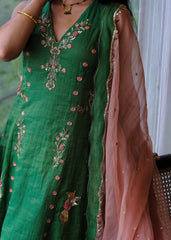 Emerald green tissue chanderi kurta set with exotic birds embroidery and peach scalloped organza dupatta