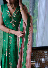 Emerald green tissue chanderi kurta set with exotic birds embroidery and peach scalloped organza dupatta