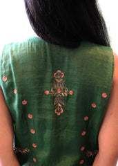 Emerald green tissue chanderi kurta set with exotic birds embroidery and peach scalloped organza dupatta