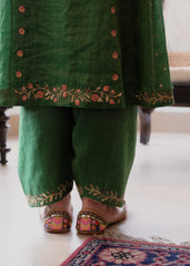 Emerald green tissue chanderi kurta set with exotic birds embroidery and peach scalloped organza dupatta