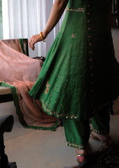 Emerald green tissue chanderi kurta set with exotic birds embroidery and peach scalloped organza dupatta