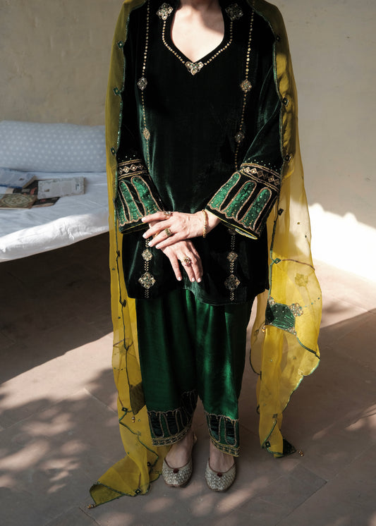 Ibtidā Emerald Velvet Kurta Set with Floral-Tile Embroidery & Chartreuse Dupatta