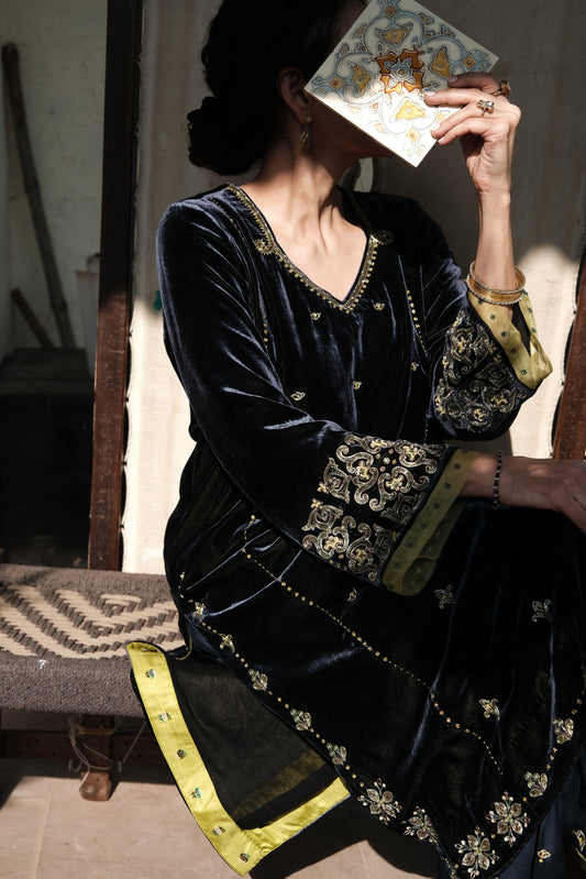 Ibtidā Navy–Green Velvet Kurta with Tile Motifs and Lime Organza Dupatta