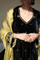 Ibtidā Navy–Green Velvet Kurta with Tile Motifs and Lime Organza Dupatta