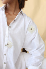 White slub cotton dolman sleeves shirt with organza flowers