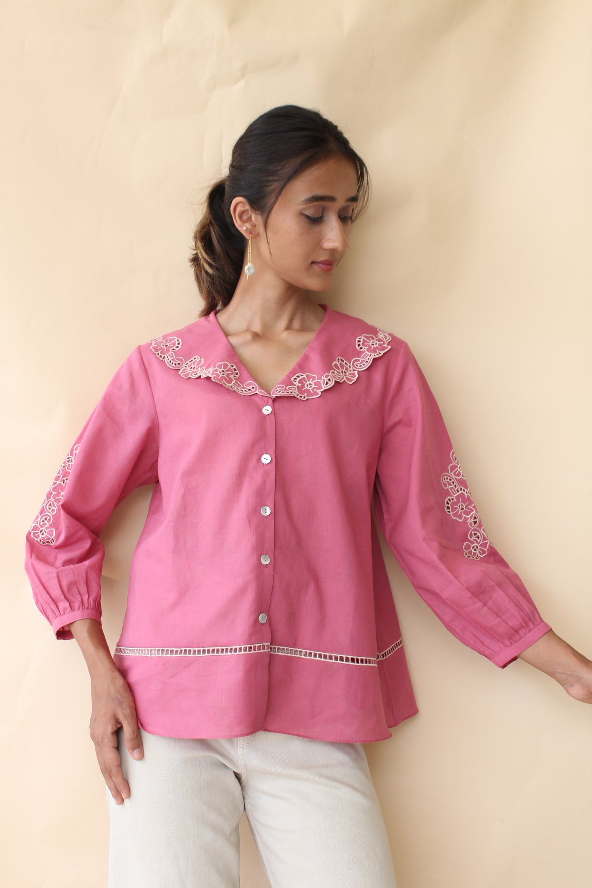 Soft cambric cotton top with vintage collar and floral