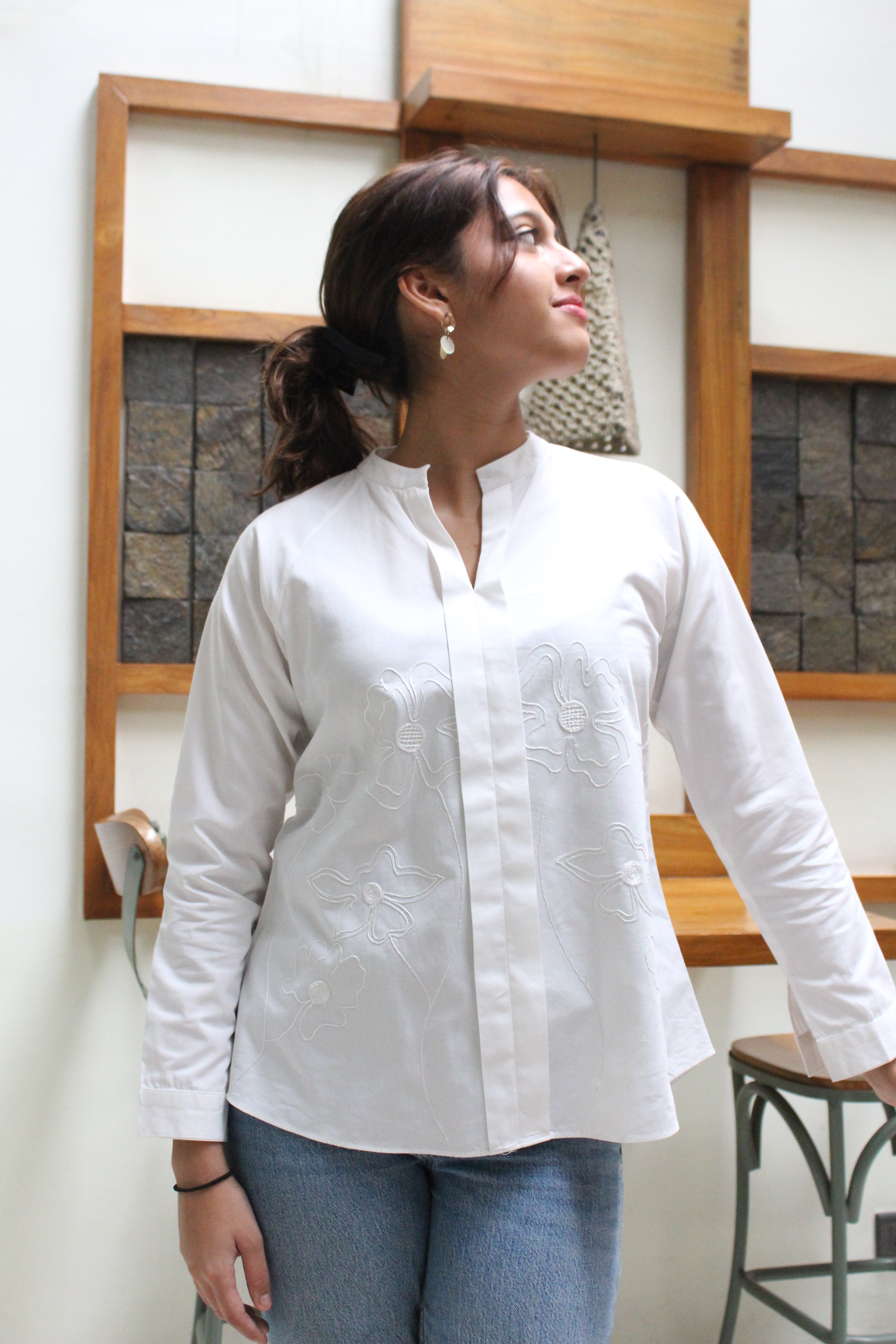 White poplin shirt with dori flowers embroidery - Sohni