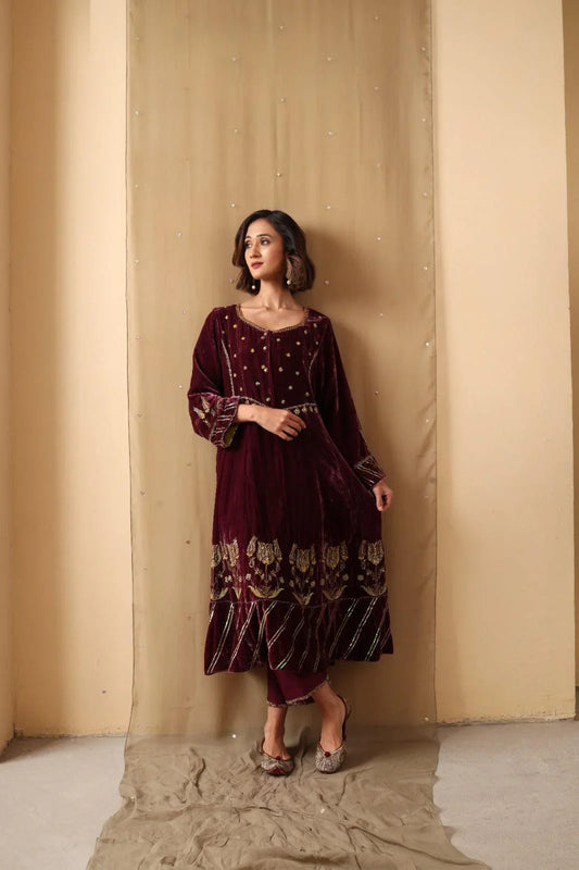 Grape velvet kalidaar kurta set with chartreuse silk dupatta - Sohni