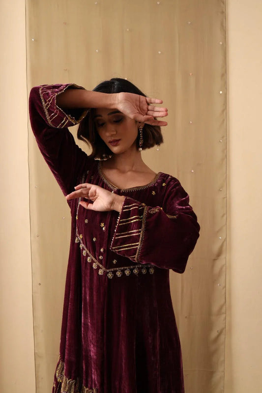 Grape velvet kalidaar kurta set with chartreuse silk dupatta - Sohni