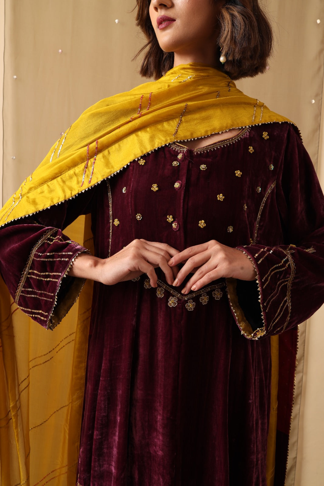 Grape velvet kalidaar kurta set with chartreuse silk dupatta - Sohni