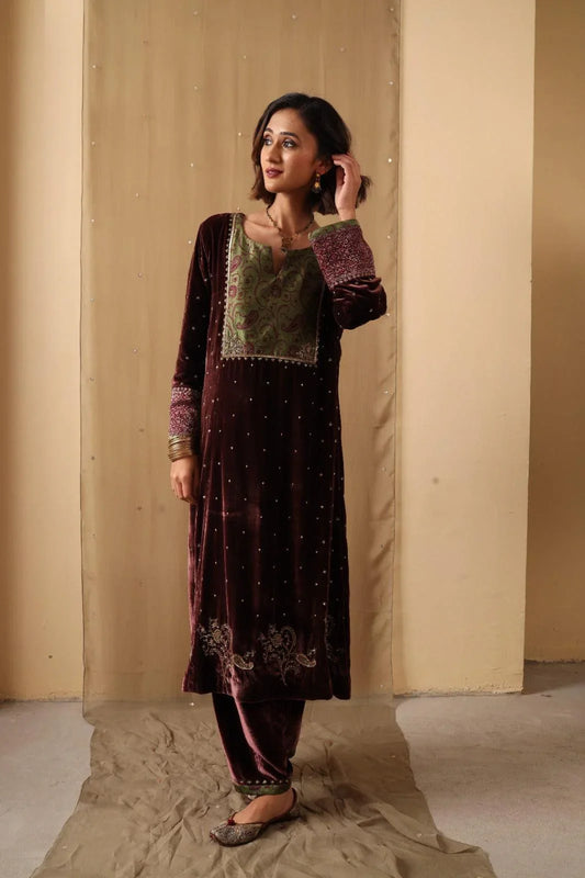 Burgundy velvet kurta set with mehndi tanchoi yoke and mehendi organza dupatta - Sohni