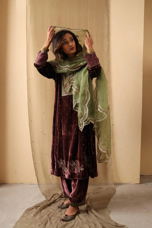 Burgundy velvet kurta set with mehndi tanchoi yoke and mehendi organza dupatta - Sohni