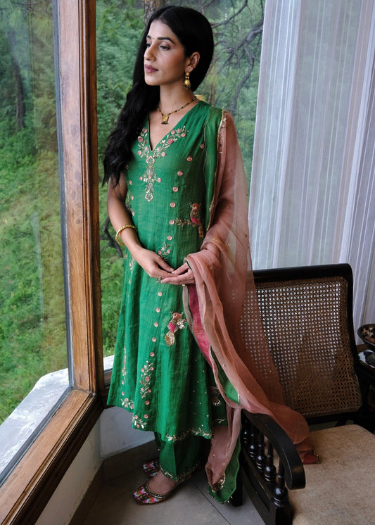 Emerald green tissue chanderi kurta set with exotic birds embroidery and peach scalloped organza dupatta - Sohni