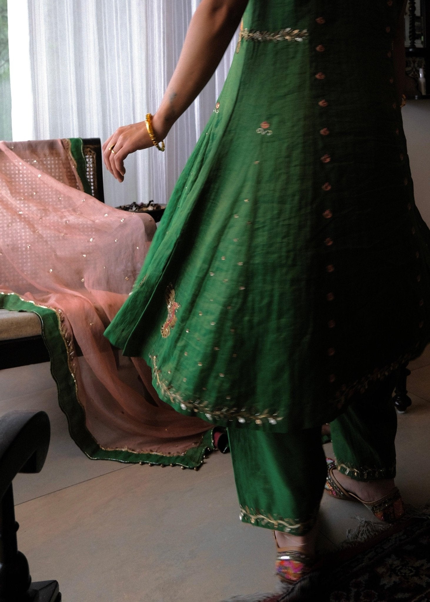 Emerald green tissue chanderi kurta set with exotic birds embroidery and peach scalloped organza dupatta - Sohni