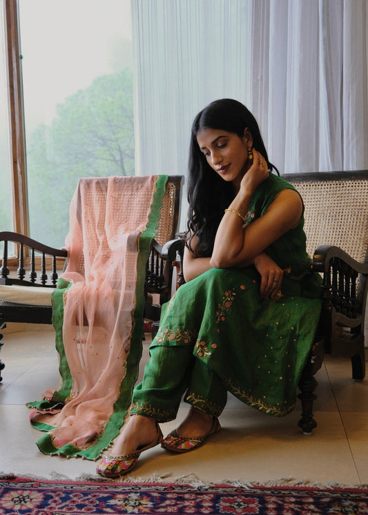 Emerald green tissue chanderi kurta set with exotic birds embroidery and peach scalloped organza dupatta - Sohni
