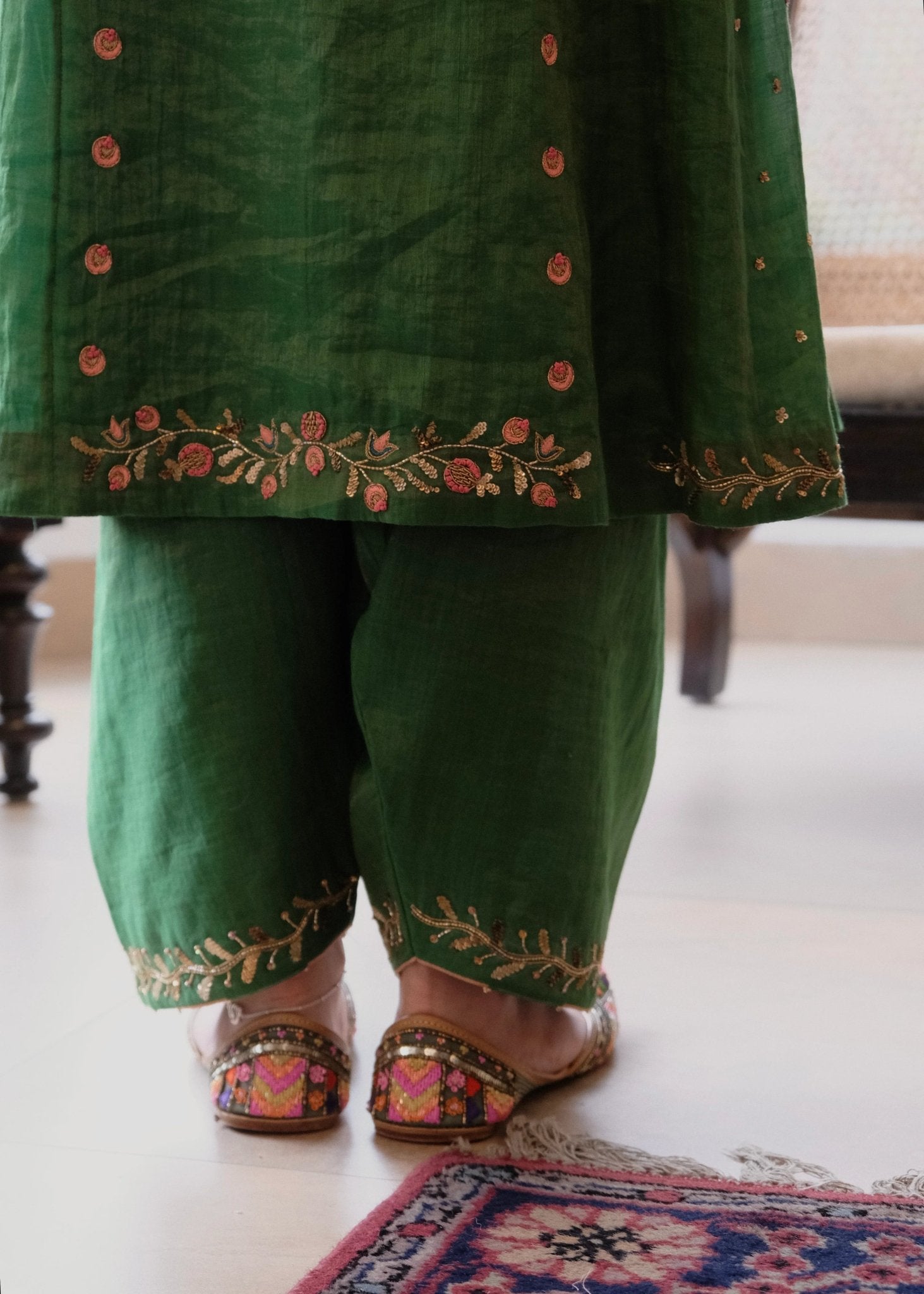 Emerald green tissue chanderi kurta set with exotic birds embroidery and peach scalloped organza dupatta - Sohni