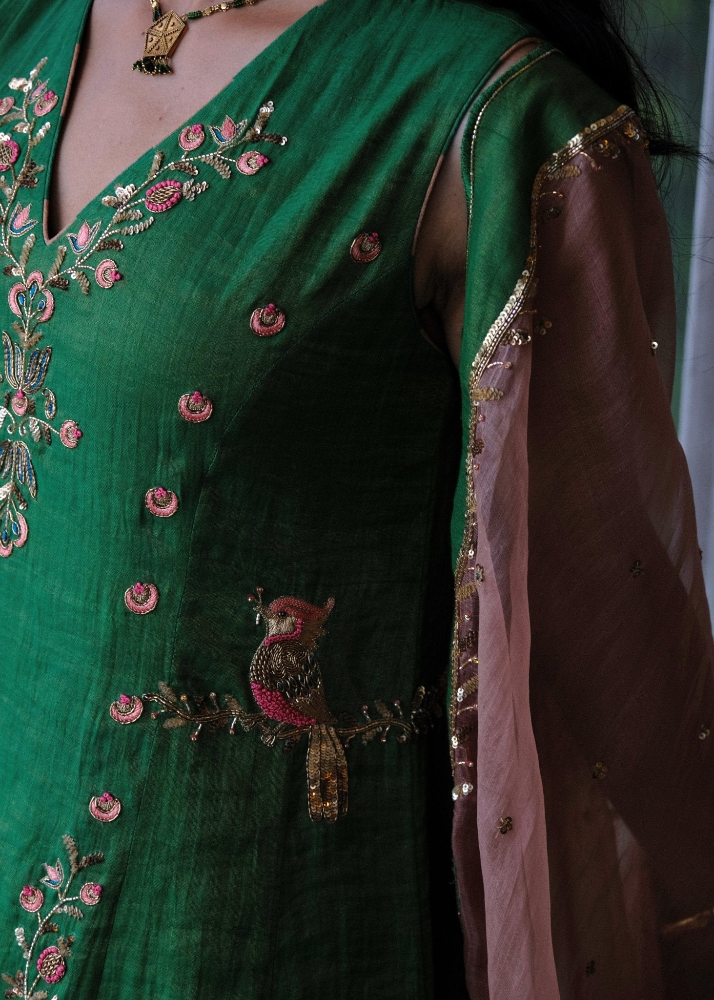 Emerald green tissue chanderi kurta set with exotic birds embroidery and peach scalloped organza dupatta - Sohni