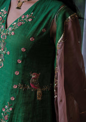 Emerald green tissue chanderi kurta set with exotic birds embroidery and peach scalloped organza dupatta - Sohni