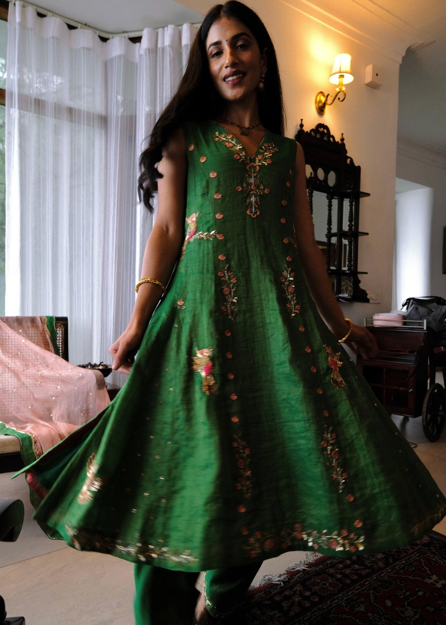 Emerald green tissue chanderi kurta set with exotic birds embroidery and peach scalloped organza dupatta - Sohni