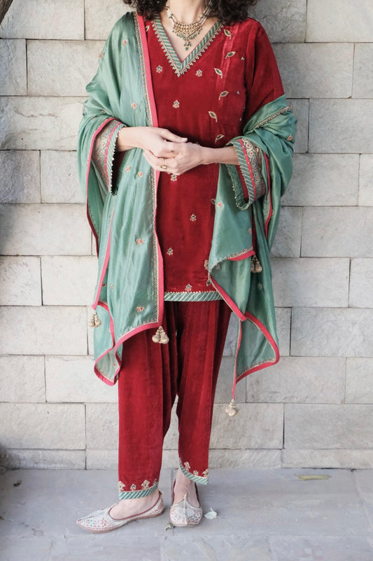 Red short kurta and salwar velvet set with green silk dupatta - Sohni