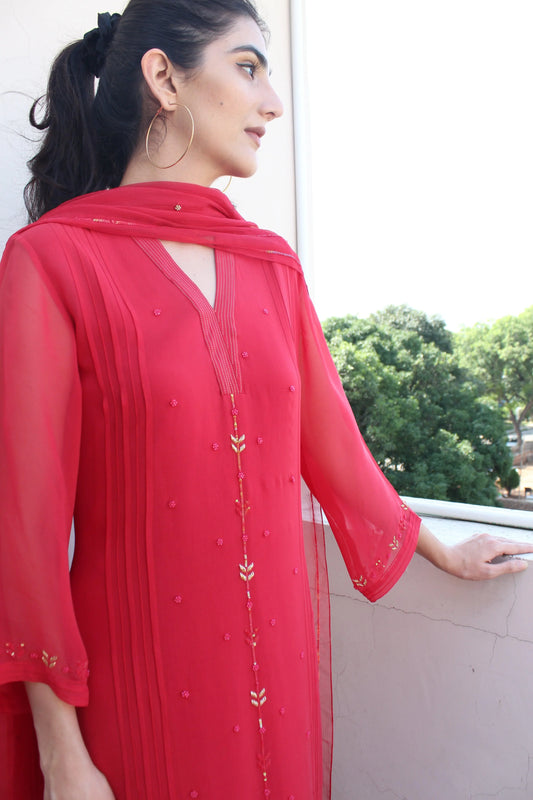 Red georgette kurta set with pleats details - Sohni