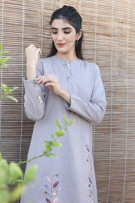 Heather grey handloom kurta and pants set with leaf appliqué - Sohni