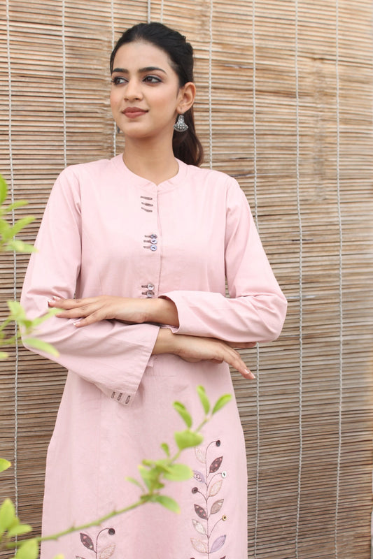 Pastel pink handloom kurta and pants set with leaf appliqué - Sohni