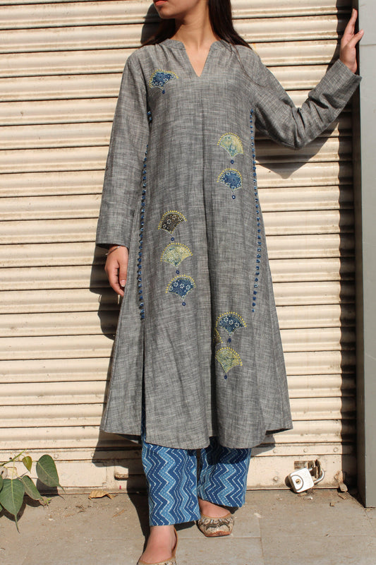 Grey melange weave applique kurta with daabu pants - Sohni