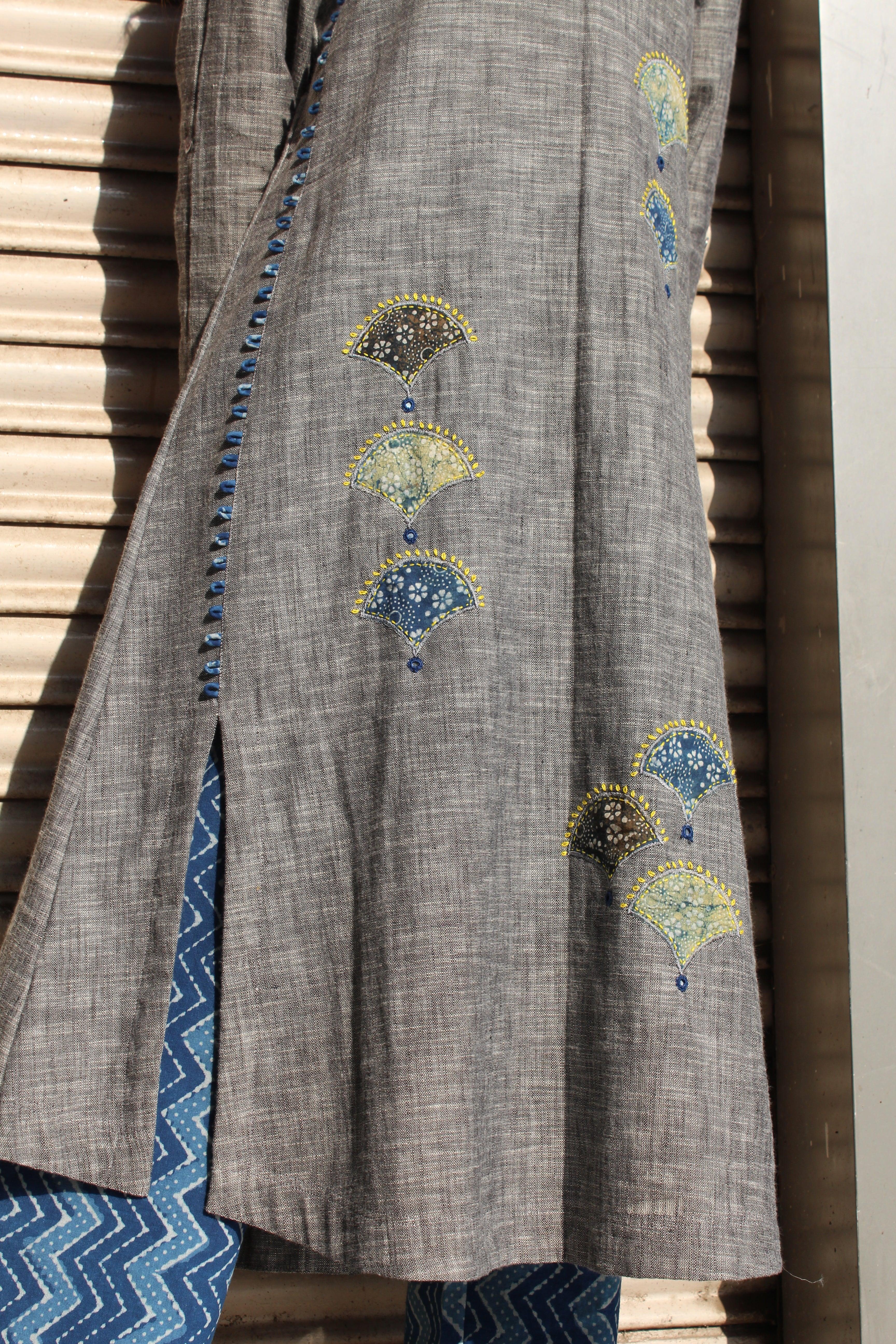 Grey melange weave applique kurta with daabu pants  Sohni