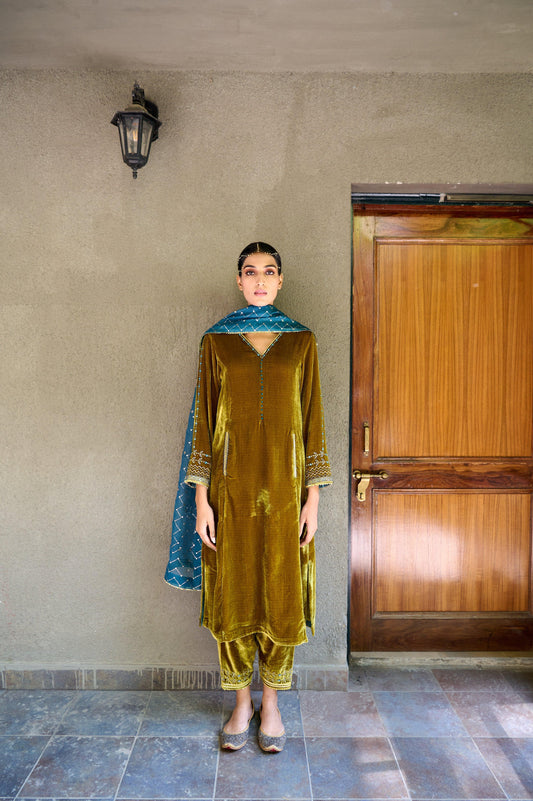 Moss green velvet kurta salwar set with blue mukaish dupatta - Sohni
