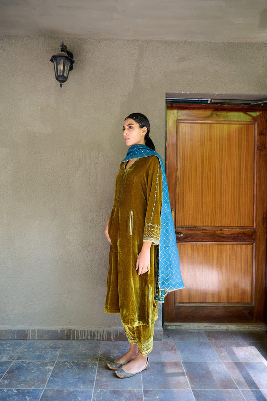 Moss green velvet kurta salwar set with blue mukaish dupatta - Sohni